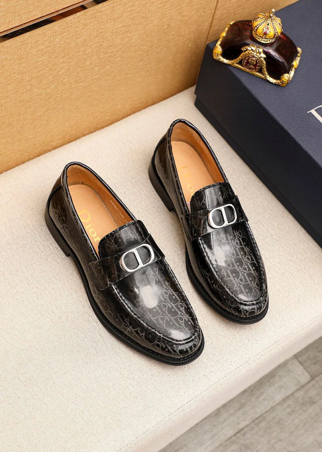 Men's shoes 💰480 💐 Product trademark: Dior "Dior" casual leather shoes Regular size: 39-44 (38.45.46🉑️Customized) Product materials: Selected Italian imported first-layer open-edge beaded cowhide leather upper + classic hardware buckle, imported water-dyed 🐂 cowhide lining. Strong three-dimensional visual effect, original outsole Color: 3⃣️colors available